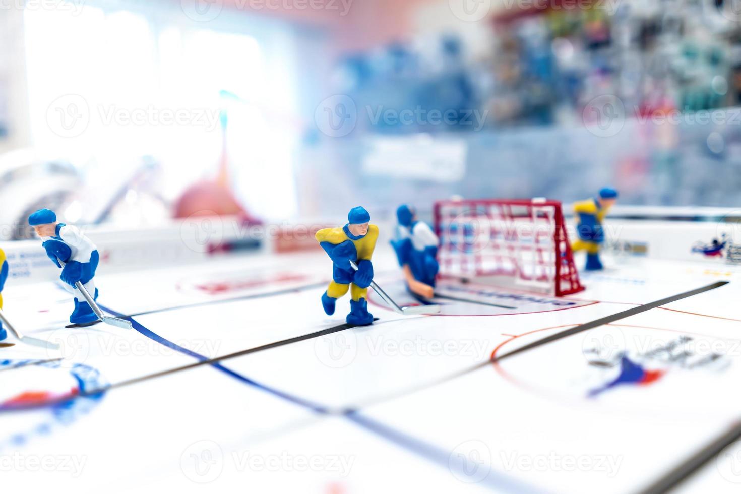 figur av en hockeyspelare på en bordshockey närbild. foto