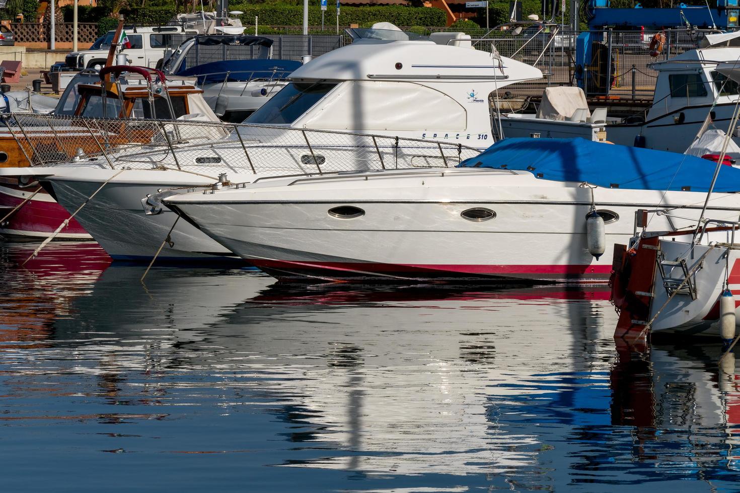 palau, sardinien, italien, 2015. båtar och reflektioner i marinan foto