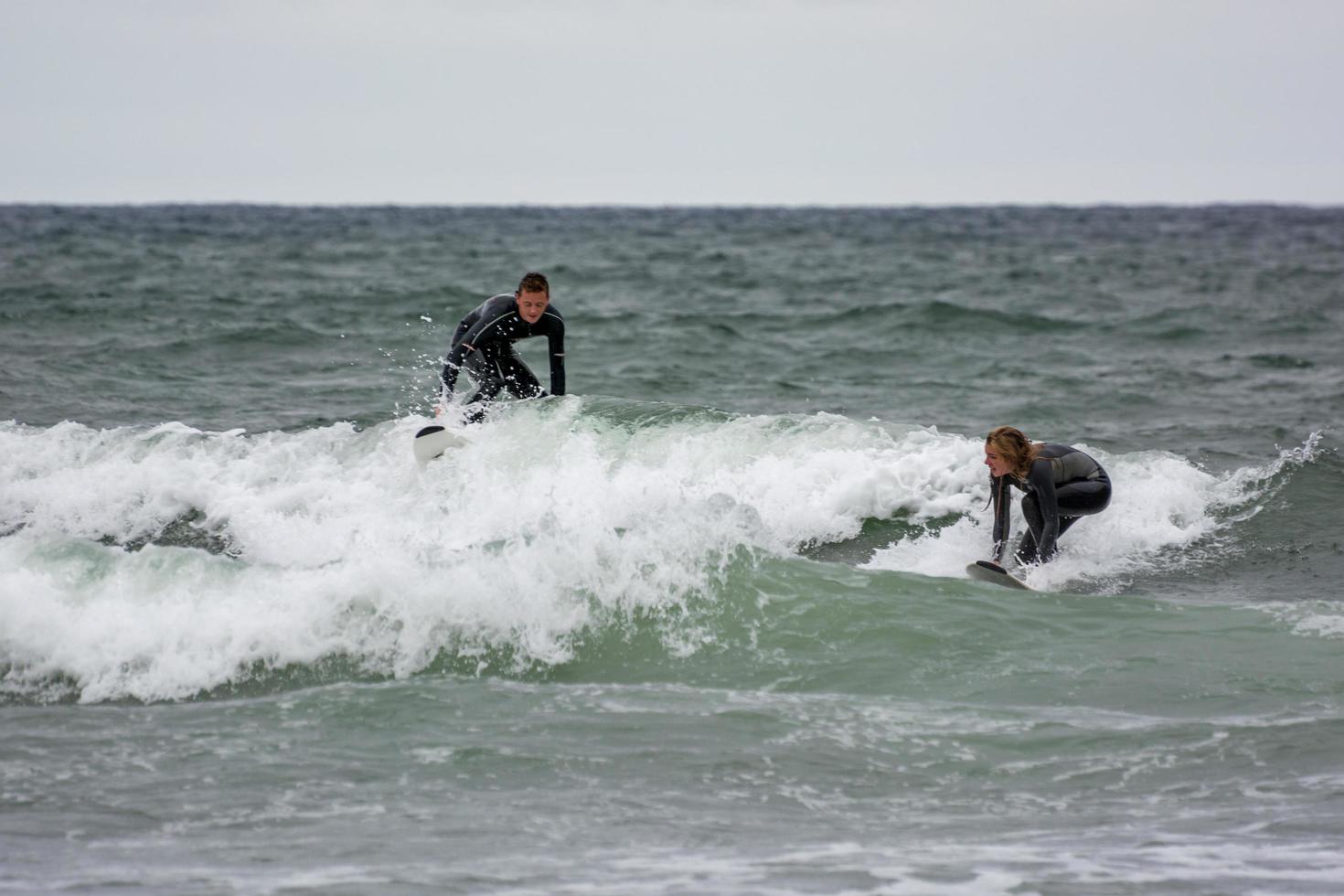 Bude, Cornwall, Storbritannien, 2013. surfa i dåligt väder foto