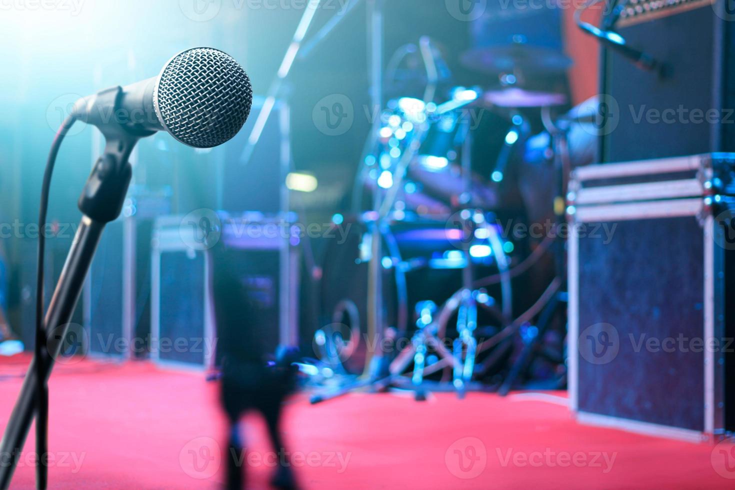 mikrofon och musikinstrument på scenen för bakgrund foto
