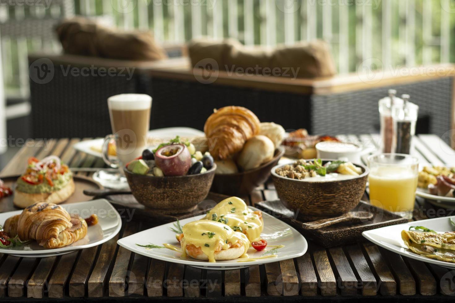 västra stort urval av gourmetfrukost blandade rätter på restaurangbordet foto