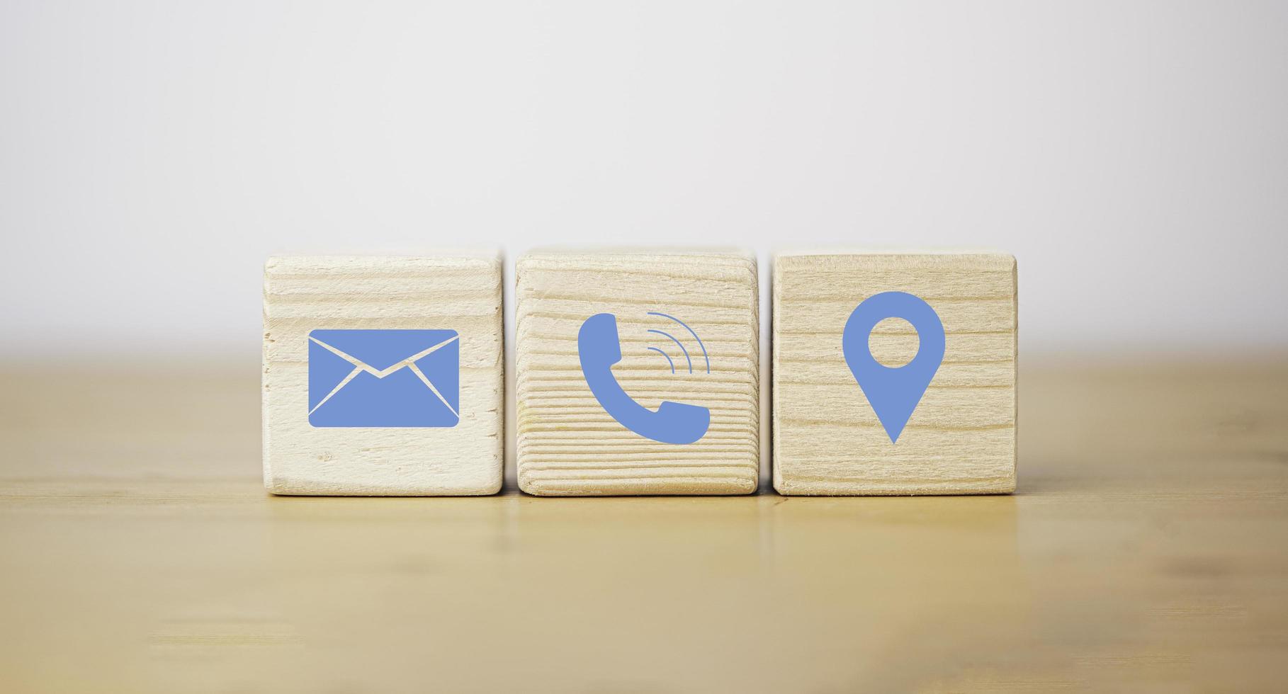 blå brev telefon plats och adress ikoner utskriftsskärm på trä kub block för kundservice kontakt koncept. foto