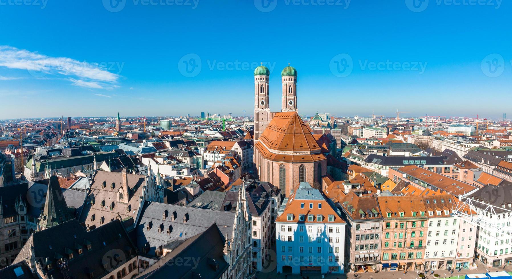 Flygfoto på Marienplatz stadshus och Frauenkirche i München foto