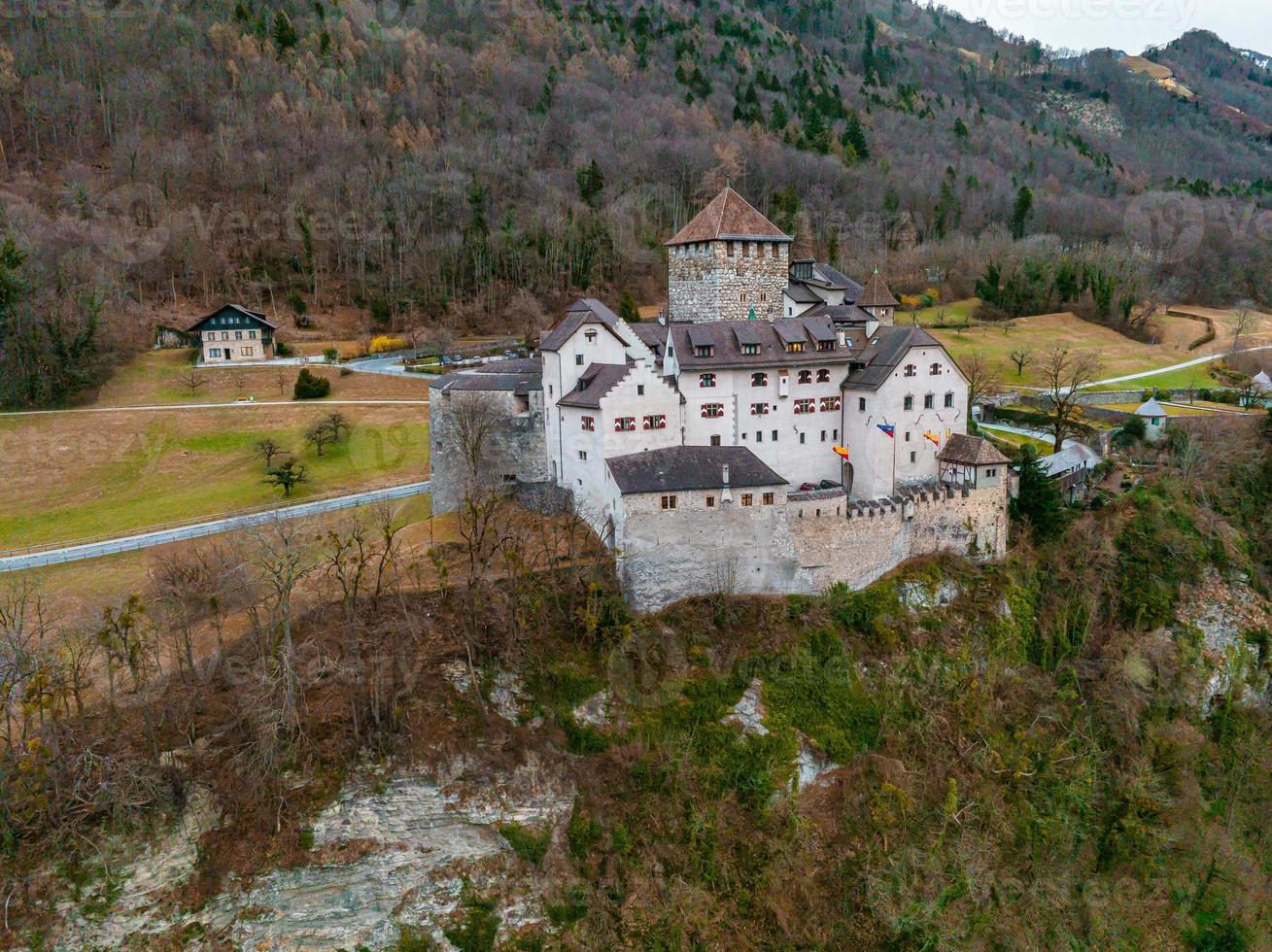 Flygfoto över vaduz, huvudstaden i liechtenstein foto