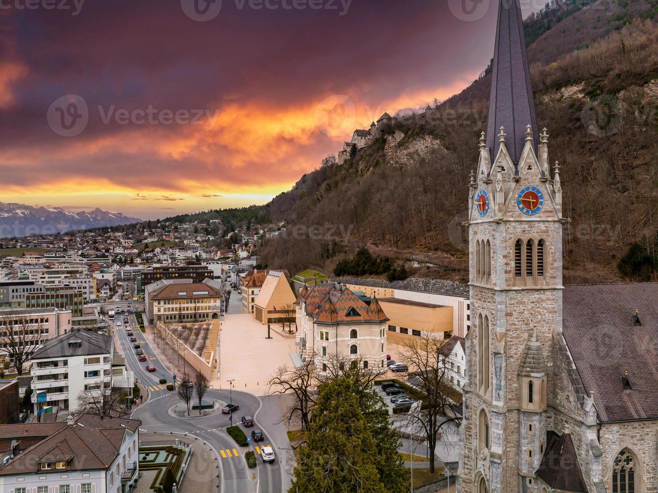 Flygfoto över katedralen i St. florin i vaduz, liechtenstein. foto