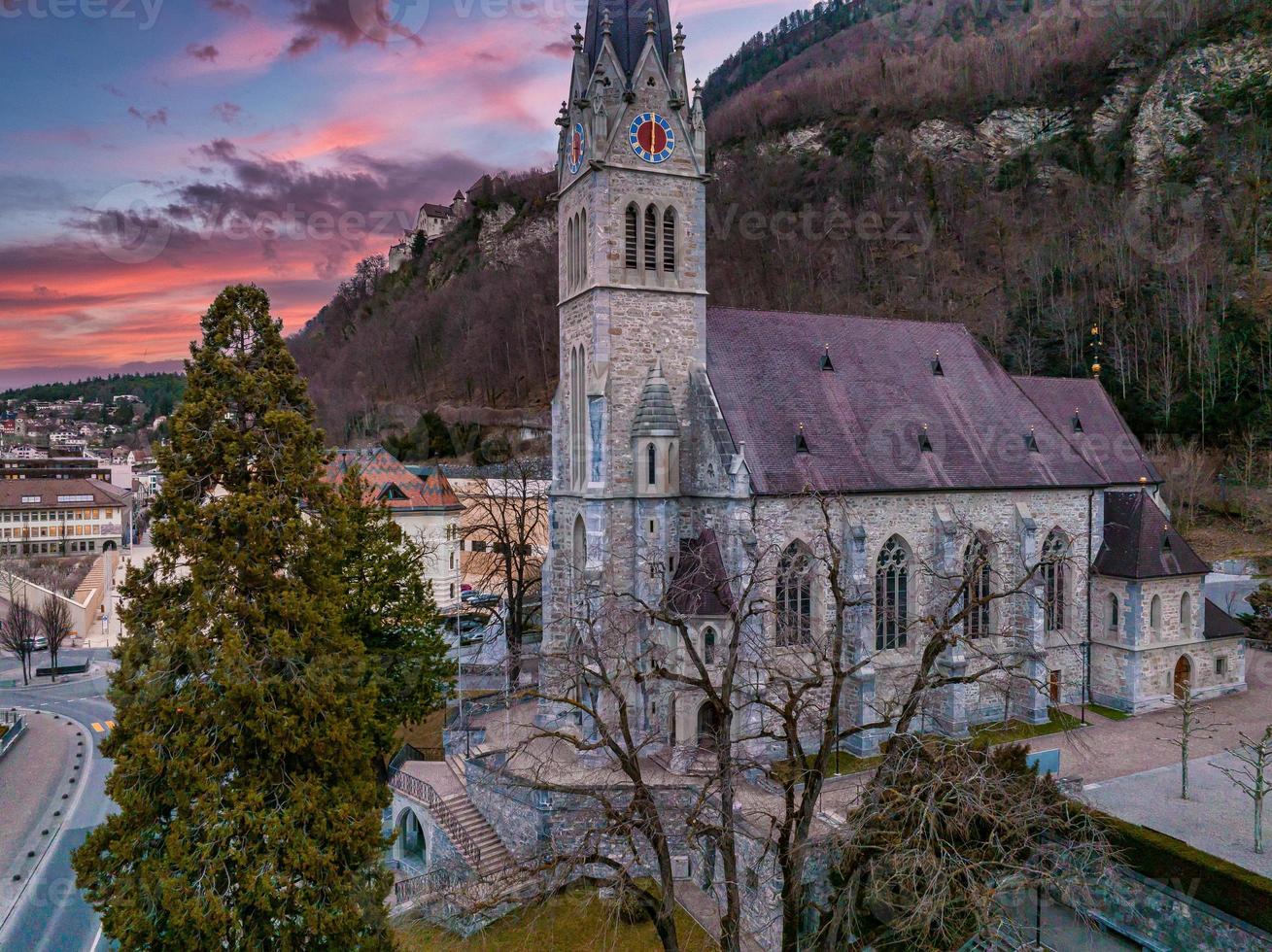 Flygfoto över katedralen i St. florin i vaduz, liechtenstein. foto