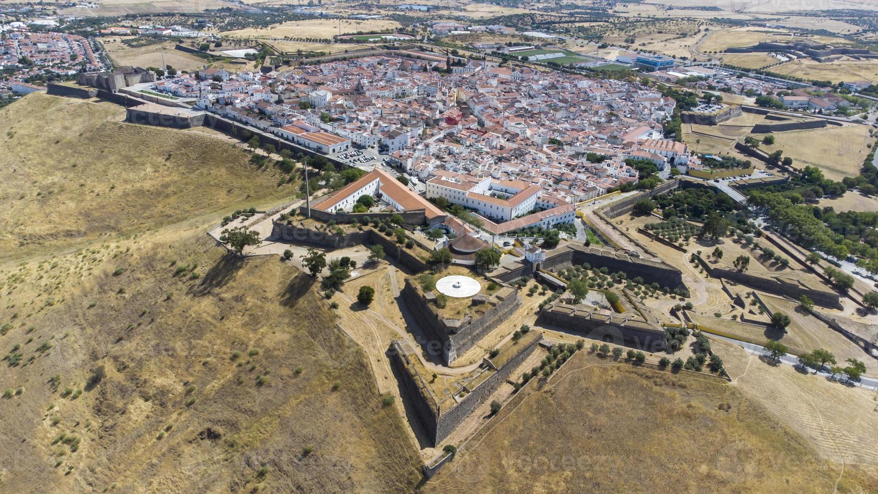 flygdrönarevy över befästningar, garnisonens gränsstad elvas och dess befästningar. unesco världsarv portugal. historisk plats. turistmål för semester. portugal, alentejo, elvas. foto