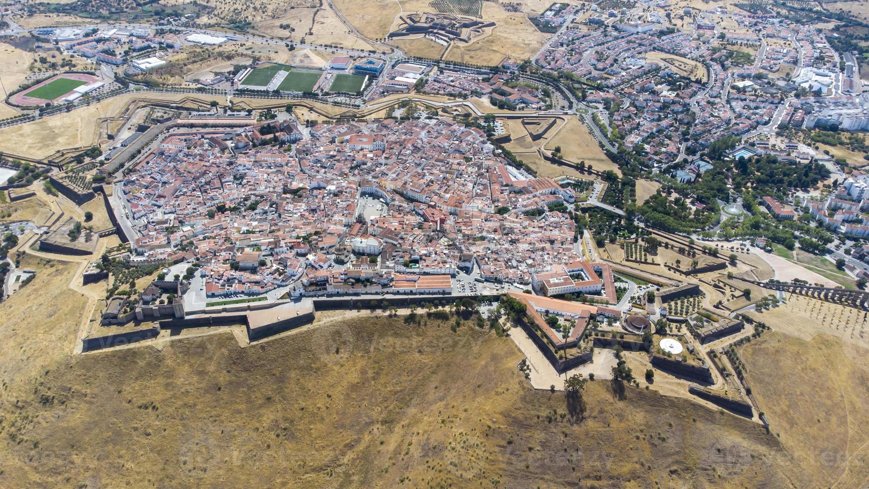 flygdrönarevy över befästningar, garnisonens gränsstad elvas och dess befästningar. unesco världsarv portugal. historisk plats. turistmål för semester. portugal, alentejo, elvas. foto