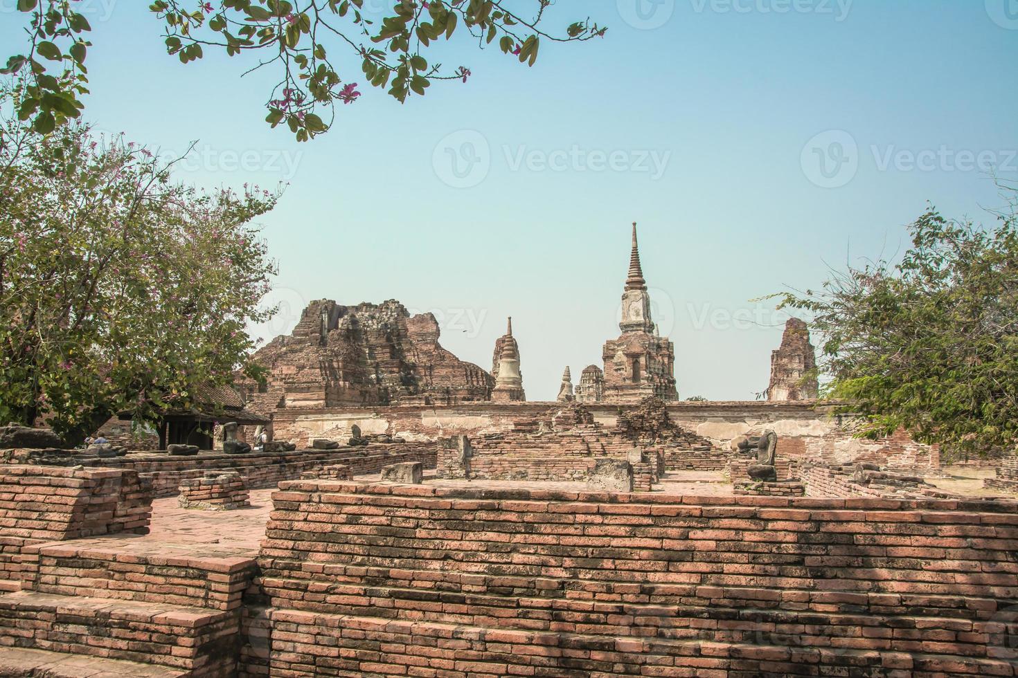 thailändska ruiner och antikviteter i ayutthaya historiska park turister från hela världen buddha förfaller foto