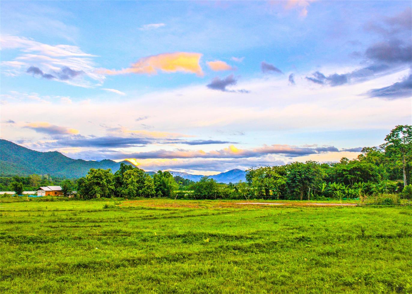 solnedgångskväll och vackert landskap i norra thailand foto