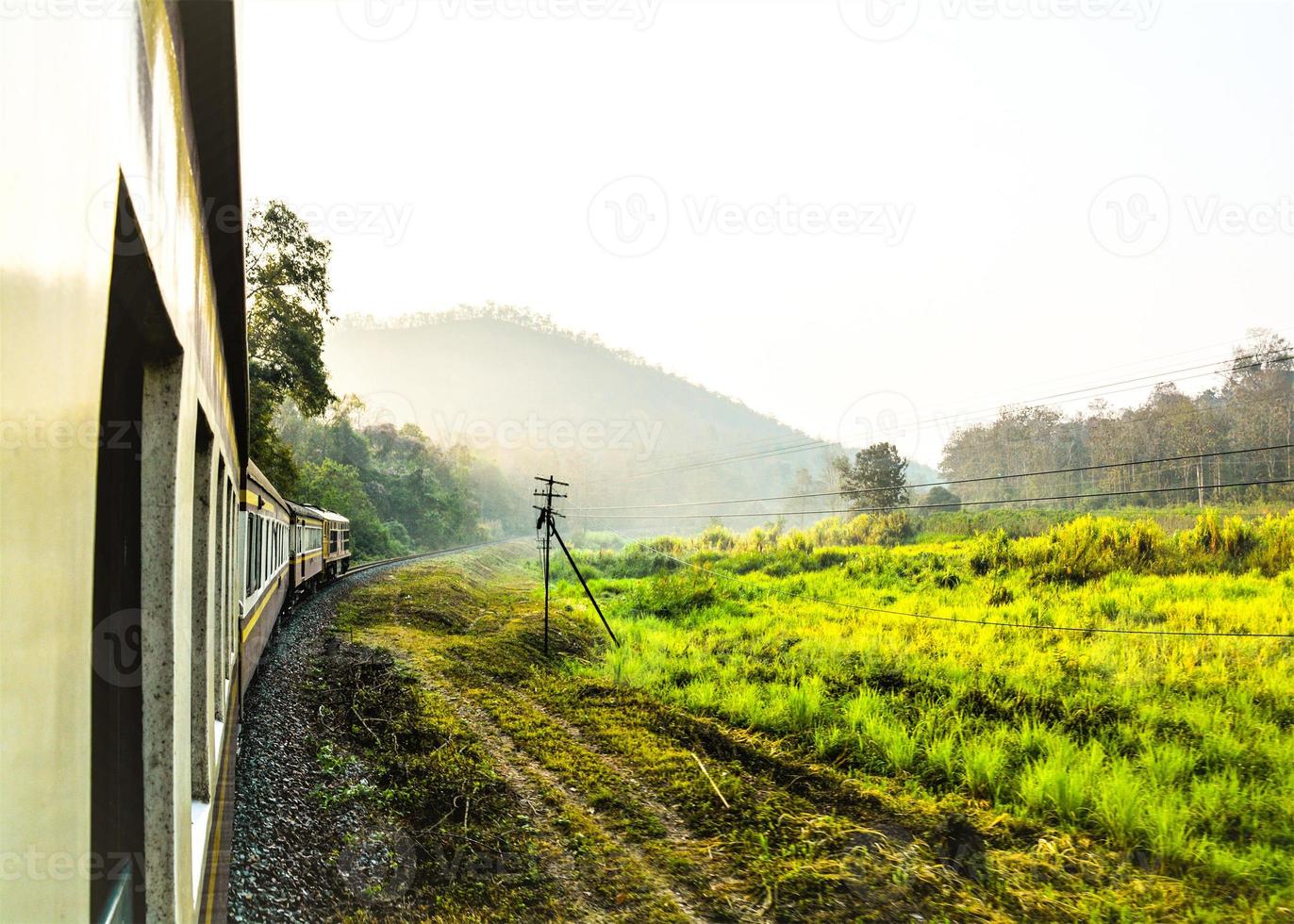 resa till norra thailand med järnvägslandskap foto
