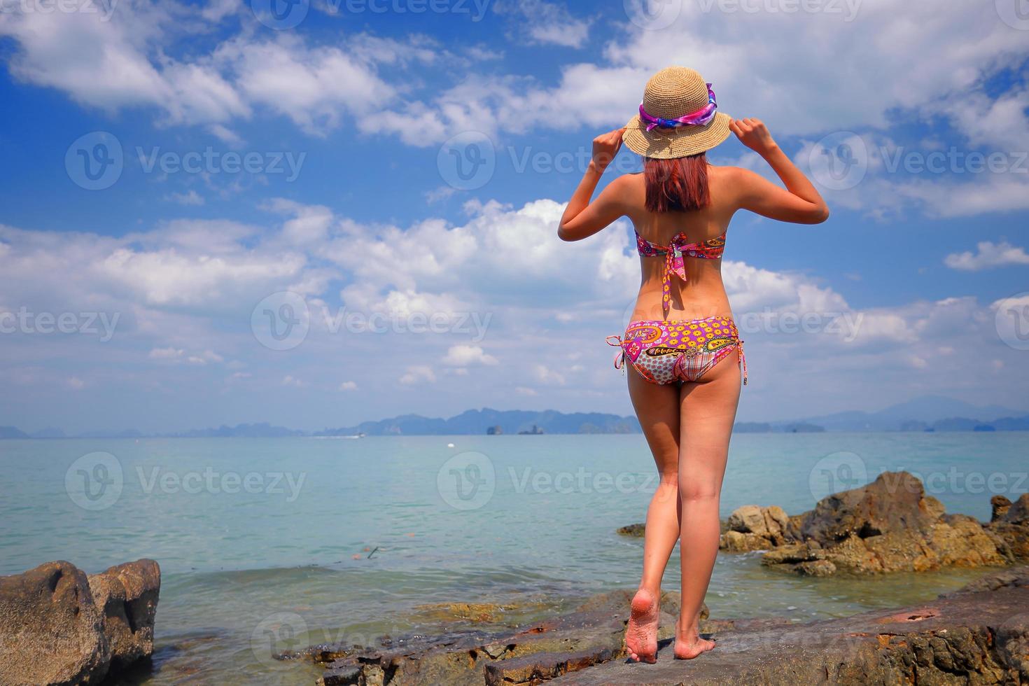 gratis action och avkoppling av bikini solbränd tjej på vit sandstrand i krabi, thailand. konceptbild för sommarsemester i tropiskt land. foto