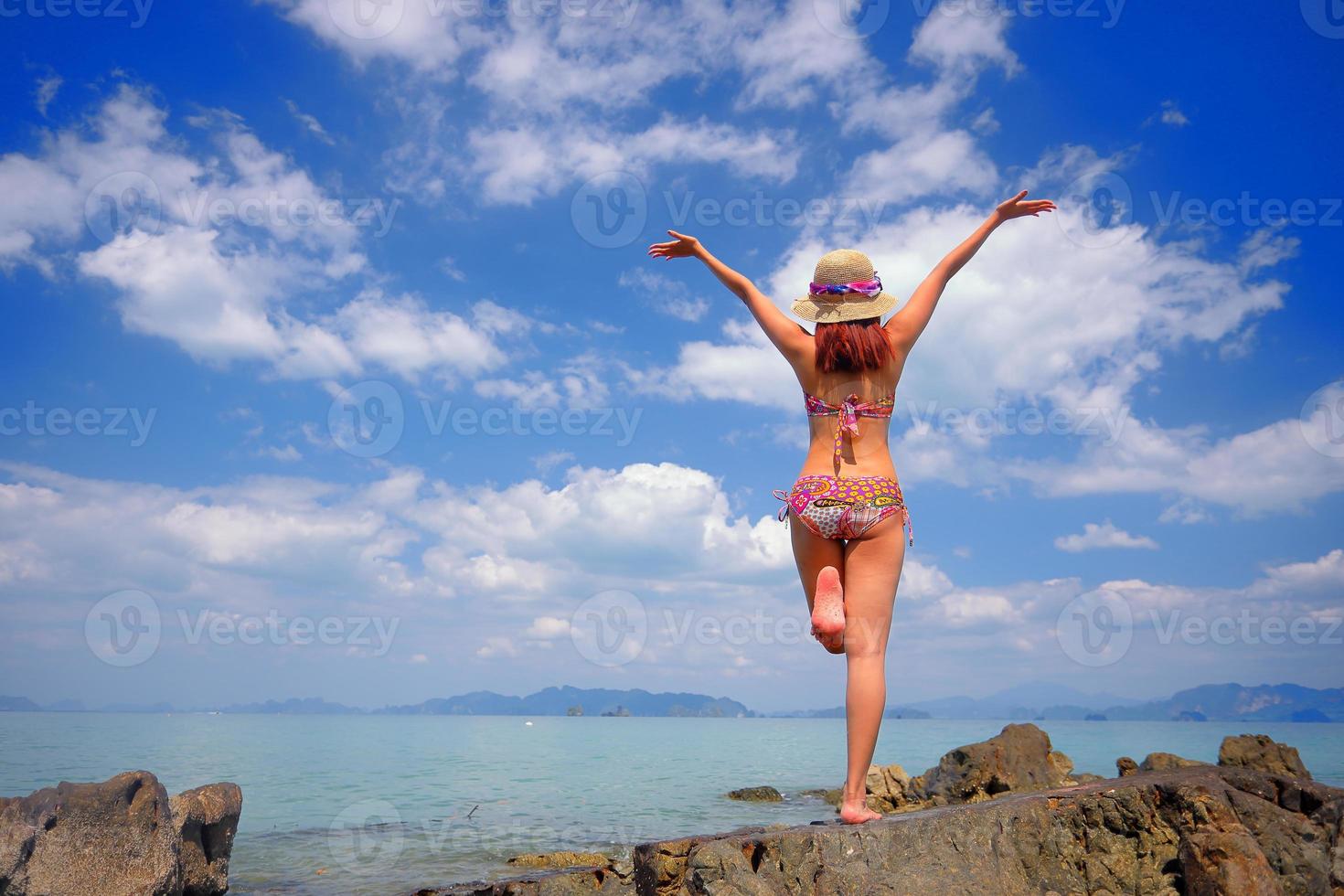 gratis action och avkoppling av bikini solbränd tjej på vit sandstrand i krabi, thailand. konceptbild för sommarsemester i tropiskt land. foto