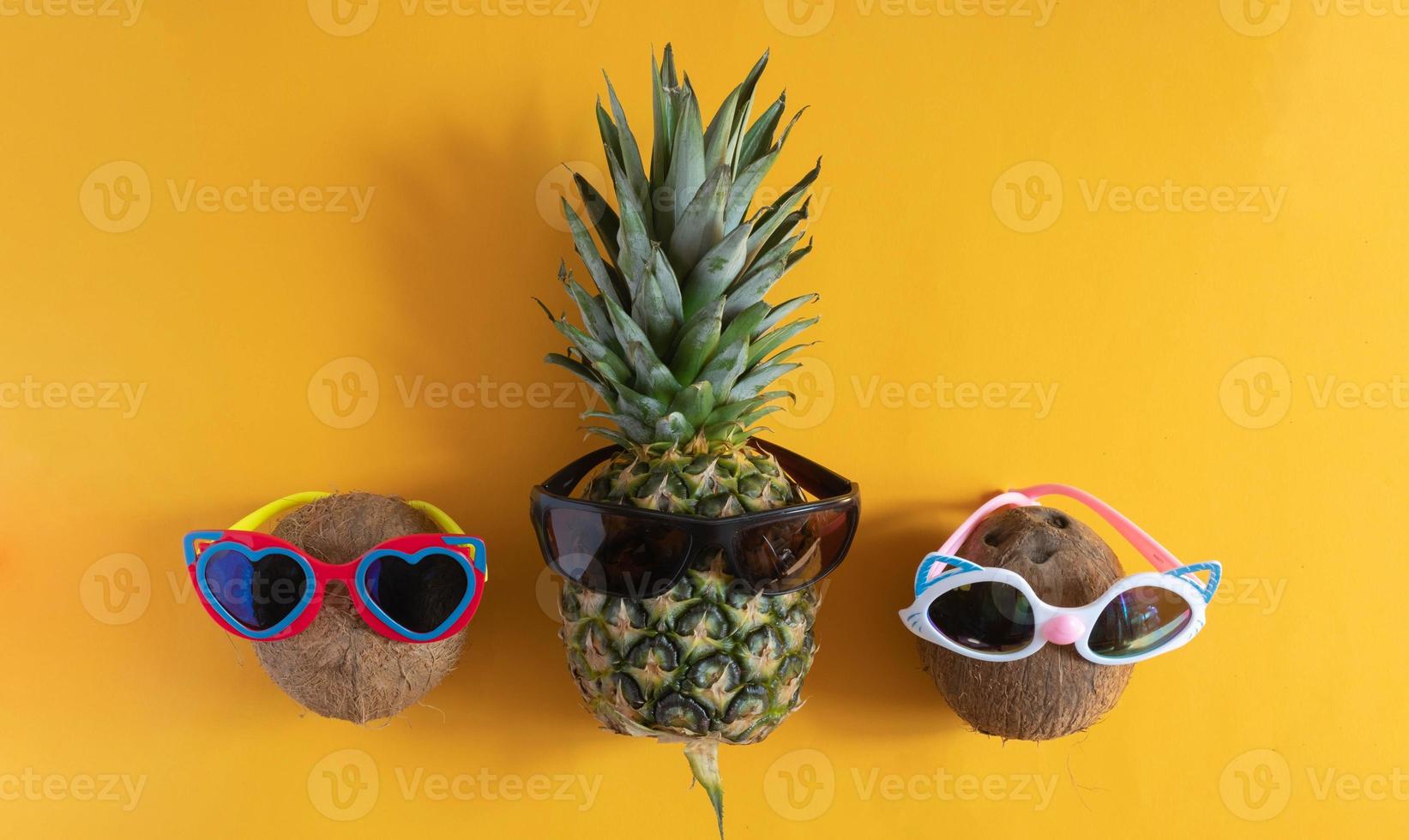 en smart ananas i solglasögon och ljusa pärlor. minimal koncept, sommar tropisk pineapple.summer, semester, fest foto