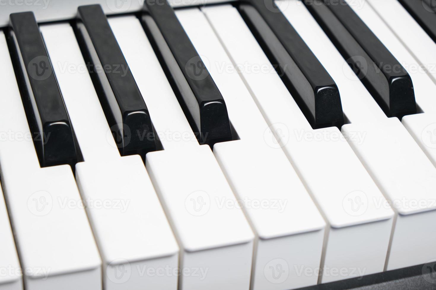 svartvita tangenter från piano och synthesizer. foto
