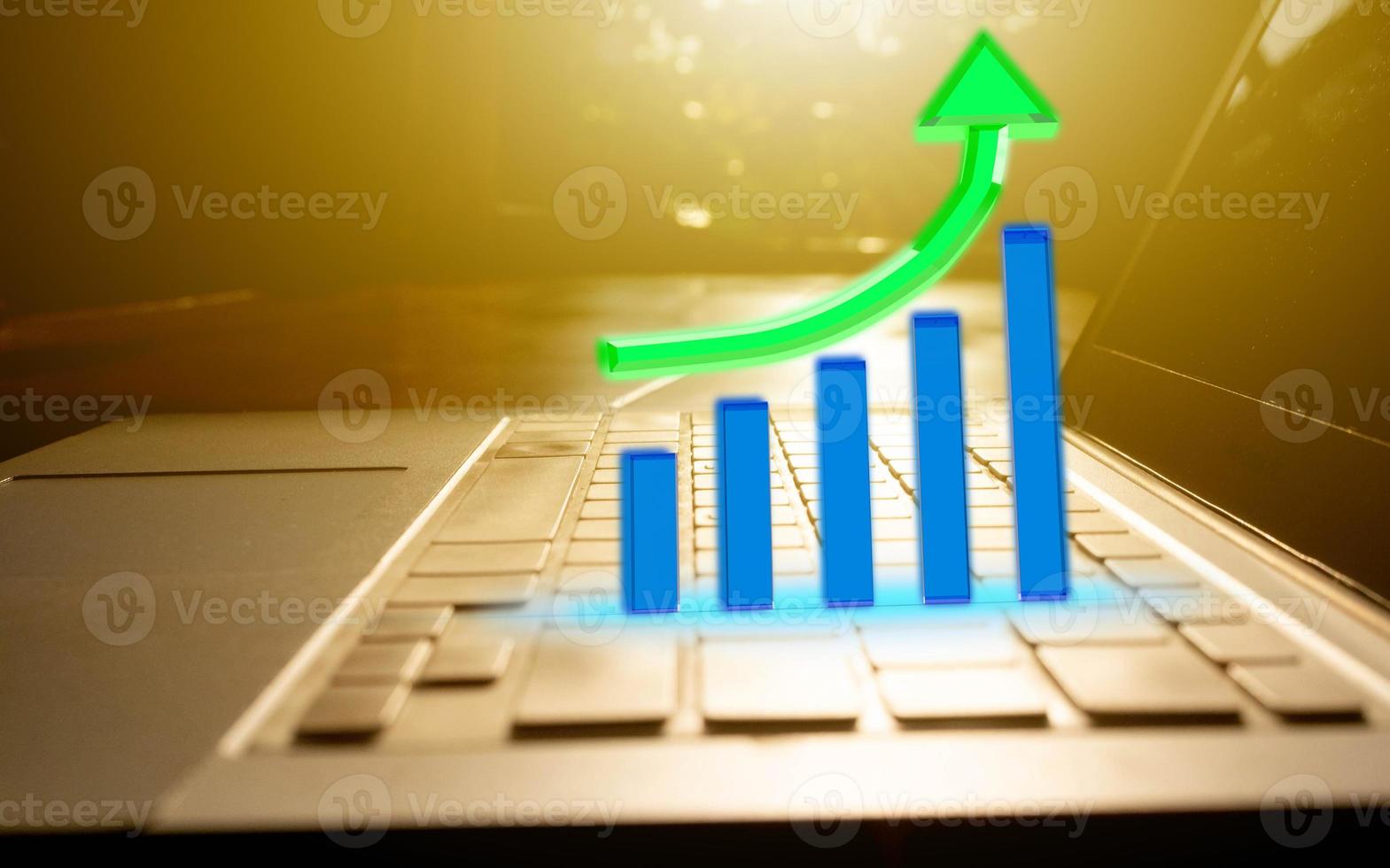 dator anteckningsbok surfplatta tangentbord kontrolldiagram graf blå grön pil tillväxt upp riktning statistik data företag försäljning marknadsföring finansiell aktiekurs investering ekonomi näringsidkare målrapport framgång foto