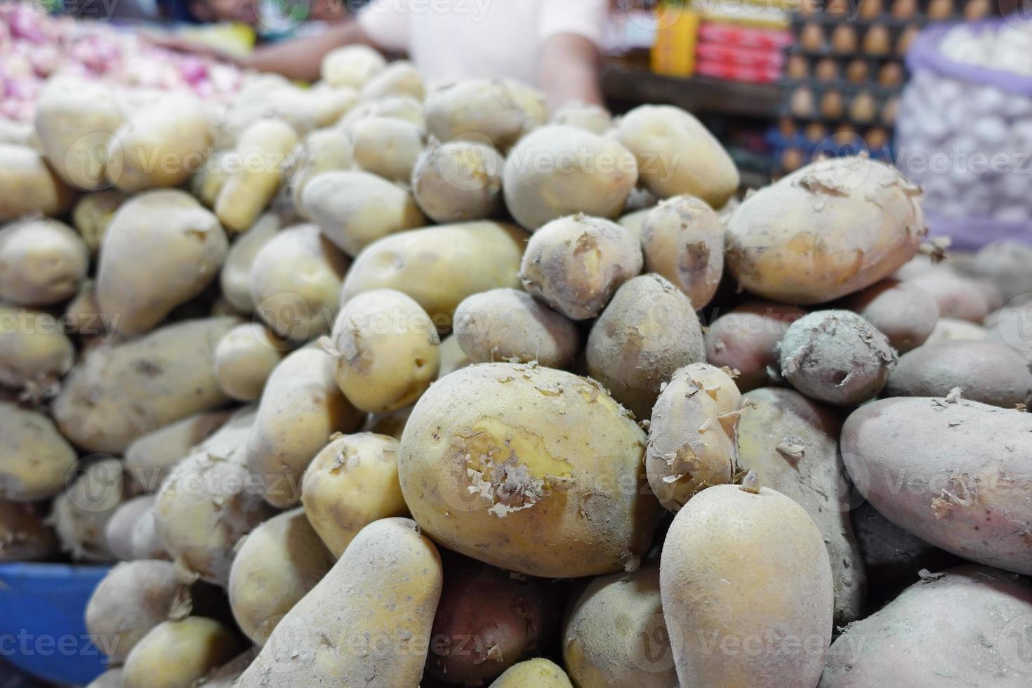 närbild av skiva av rå potatis display till salu foto