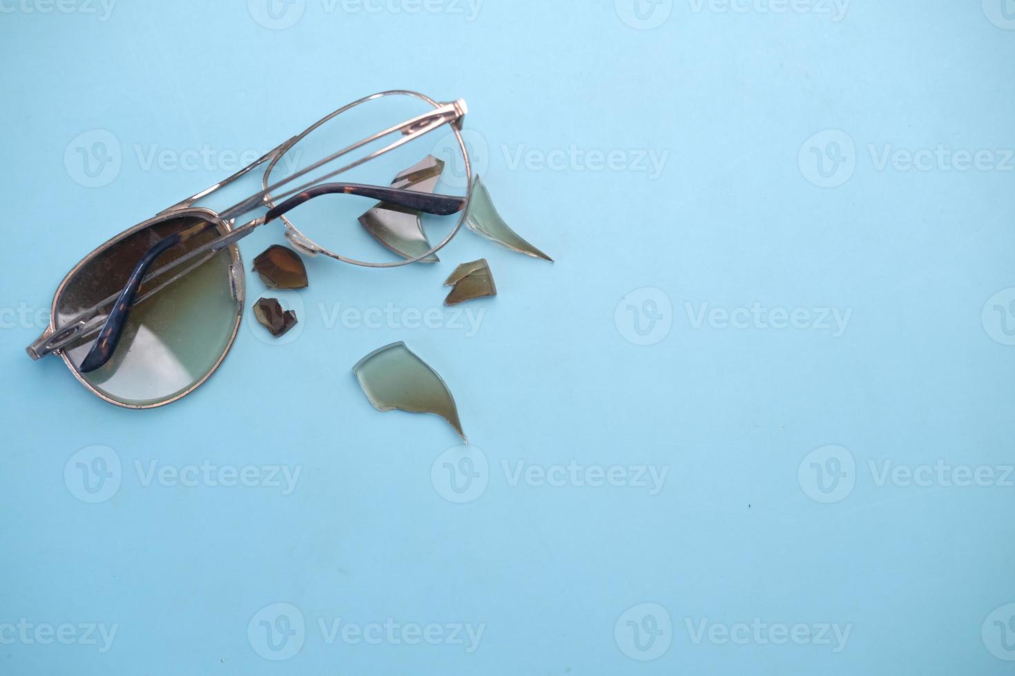 trasigt glasögon på bordet med kopia utrymme foto