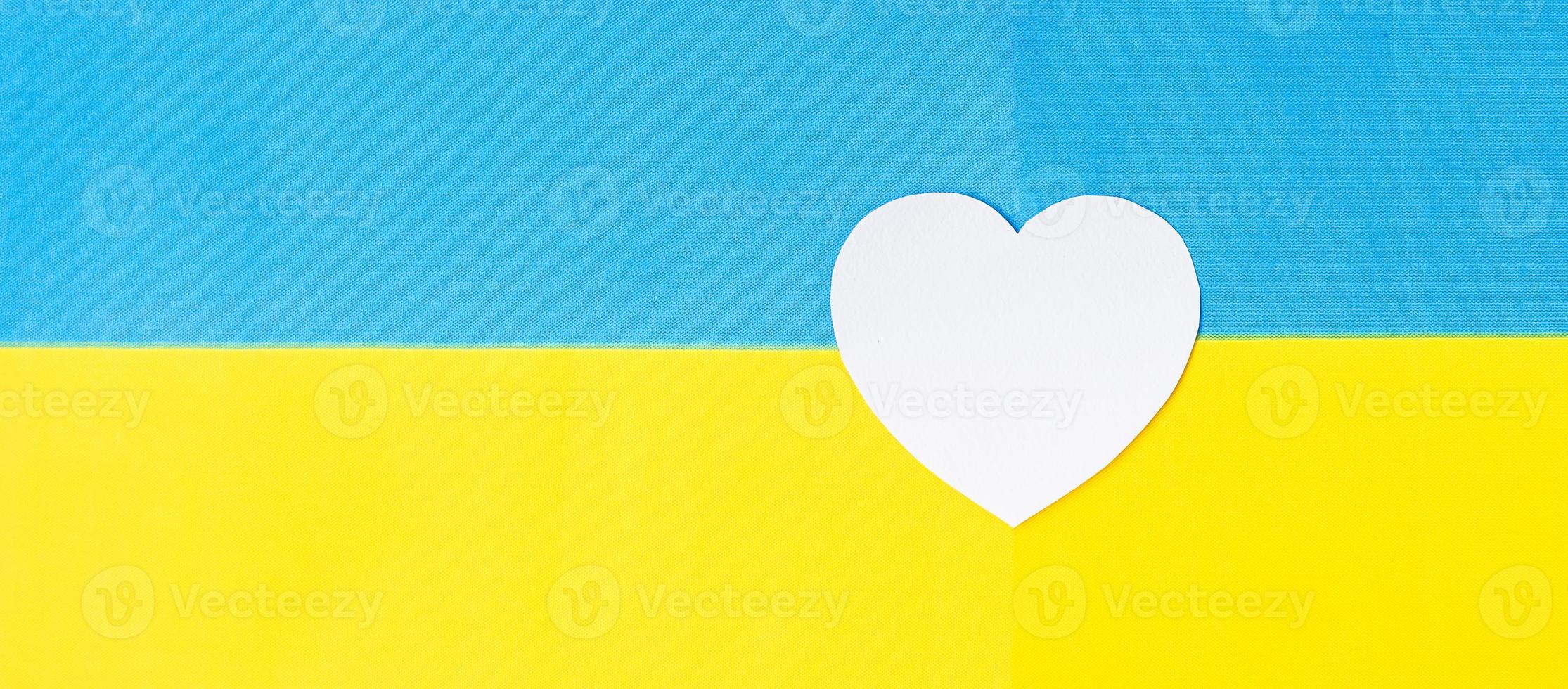 stöd för Ukraina i kriget med Ryssland, symbol för hjärta med Ukrainas flagga. be, inget krig, stoppa kriget och stå med Ukraina foto