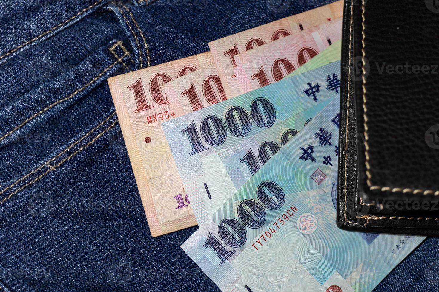 taiwanesiska pengar, taiwanesiska sedel, taiwanesiska dollar på jean bakgrund. foto