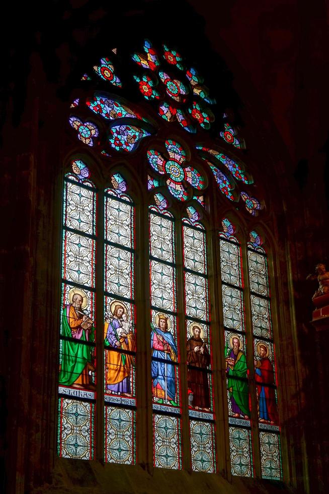 Prag, Tjeckien, 2014. målat glasfönster i St vitus-katedralen i Prag foto