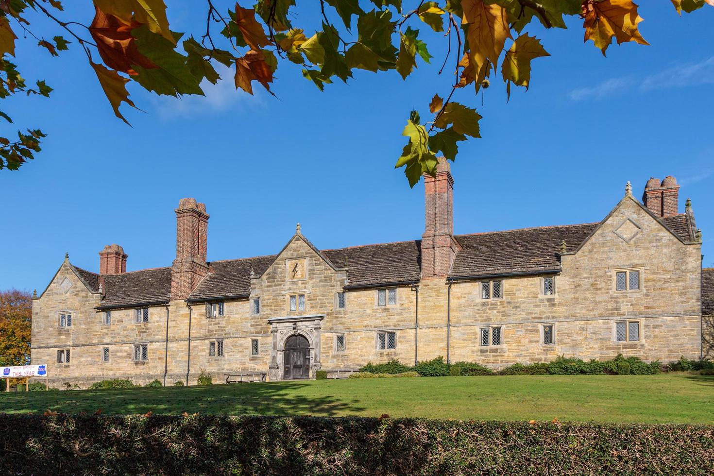 east grinstead, west sussex, uk, 2009. utsikt över sackville college foto