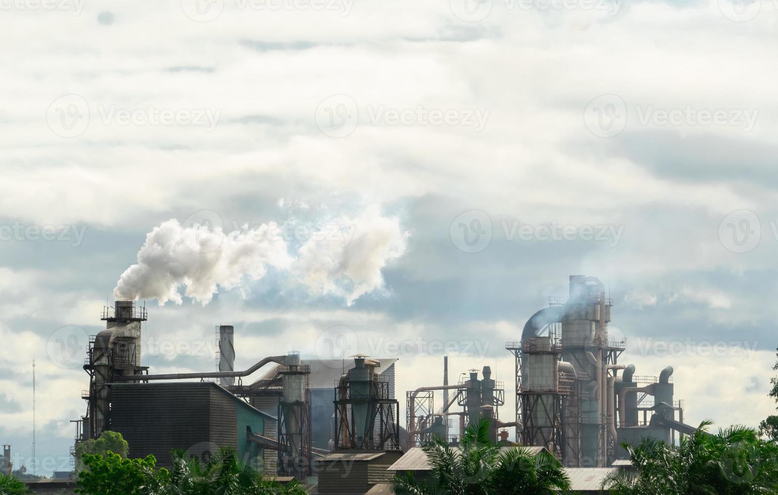 CO2-utsläpp. CO2-utsläpp av växthusgaser från fabrikens skorstenar. koldioxidgas globala luftföroreningar. koldioxid i jordens atmosfär. växthusgas. rökutsläpp från skorstenar. foto