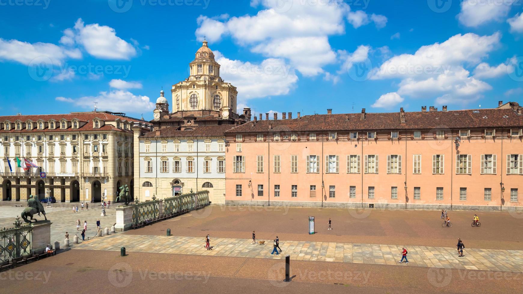 perspektiv på den eleganta Saint Lawrence-kyrkan i Turin med en blå himmel foto