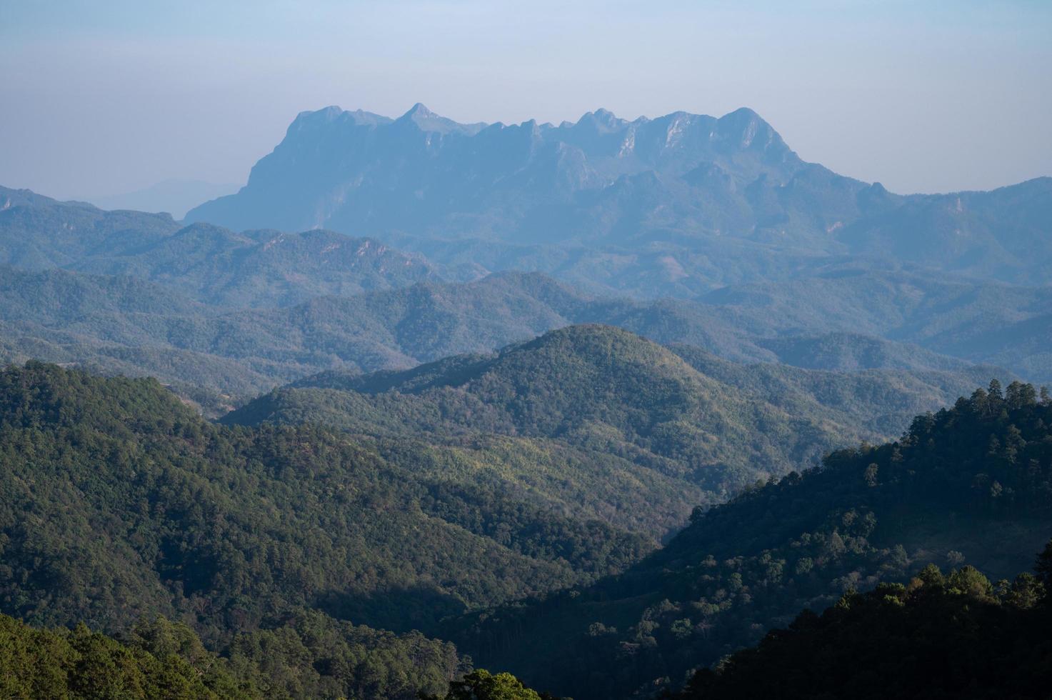 utsikt över berget doi luang chiang dao i chiang mai-provinsen i thailand under brinnande säsong. skogsbränder har skickat luftkvaliteten till en nivå som anses vara skadlig för människors hälsa. foto