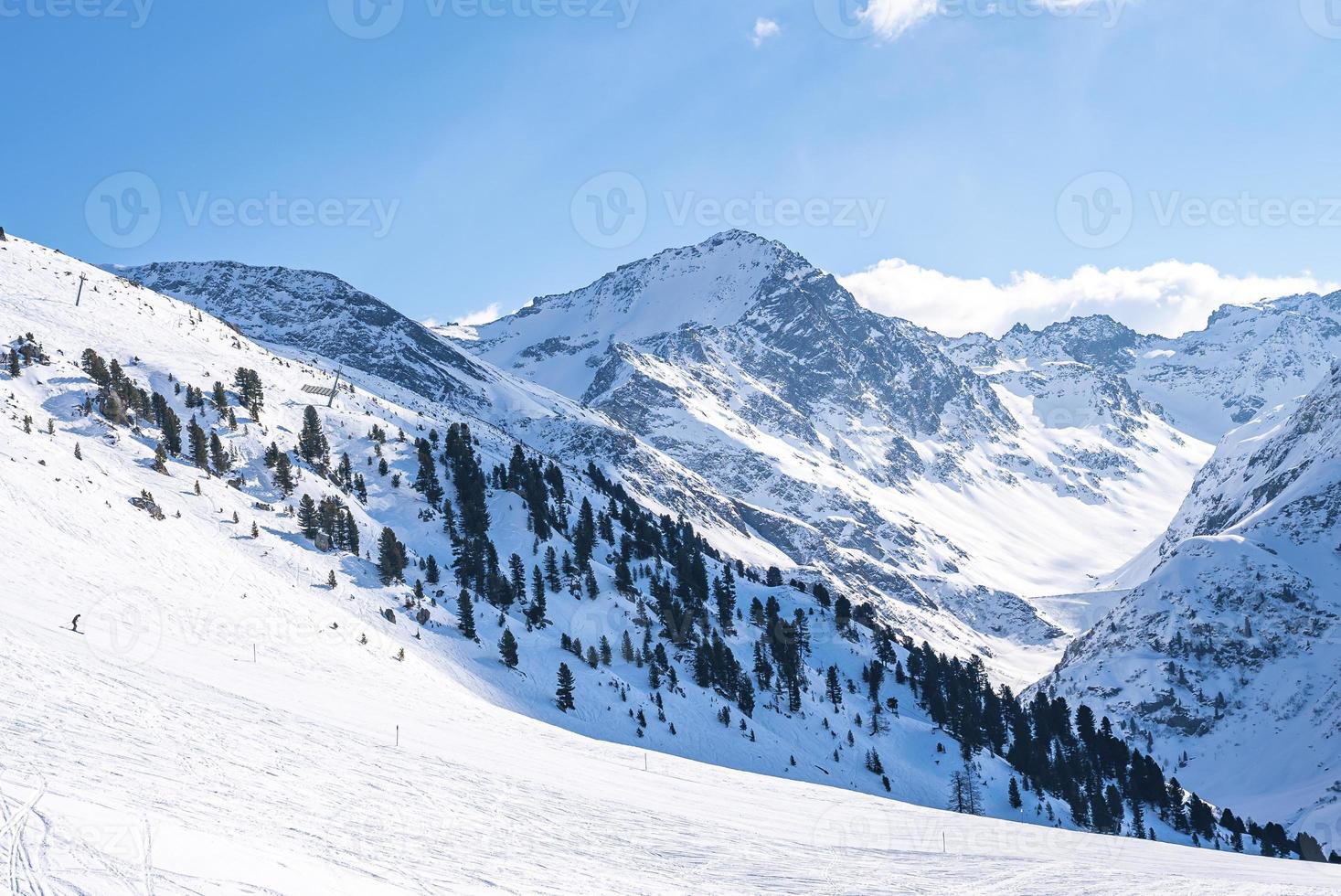 idyllisk snöig bergskedja mot himmel i alperna foto