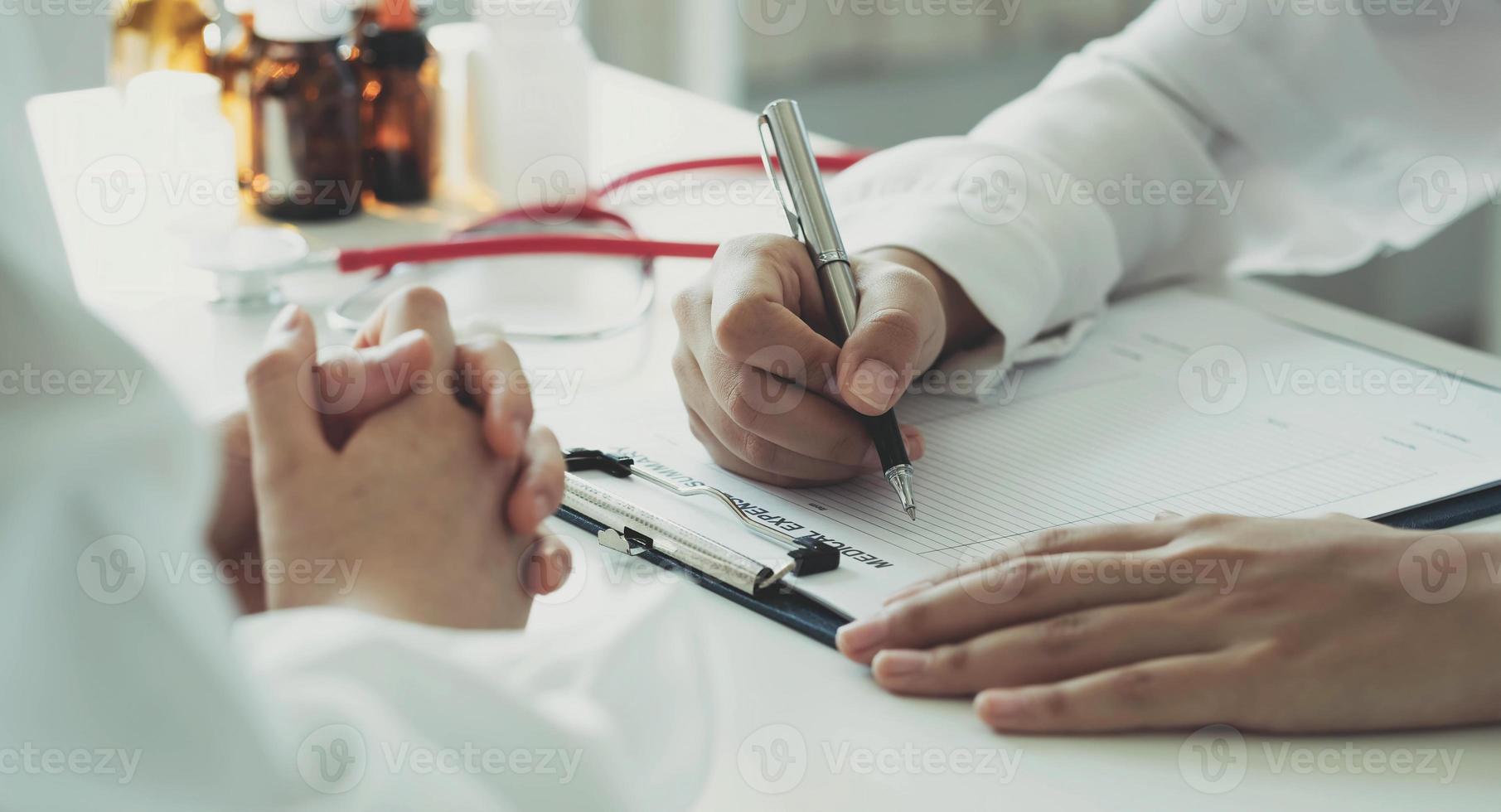 läkare som håller testresultat och konsulterar patienten vid skrivbordet läkarmottagning, sjukhusklinik hälso-och sjukvård professionalism koncept foto