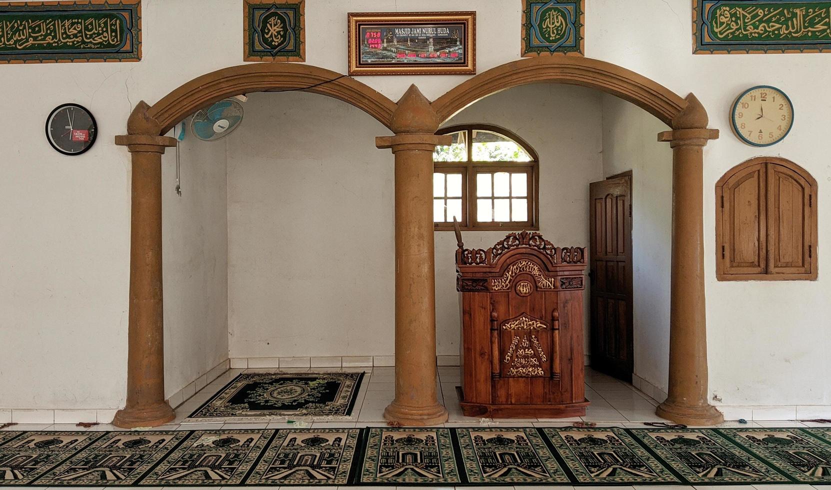cianjur regency, västra java, Indonesien, 2022 - insidan av en moské för bön och predikan foto