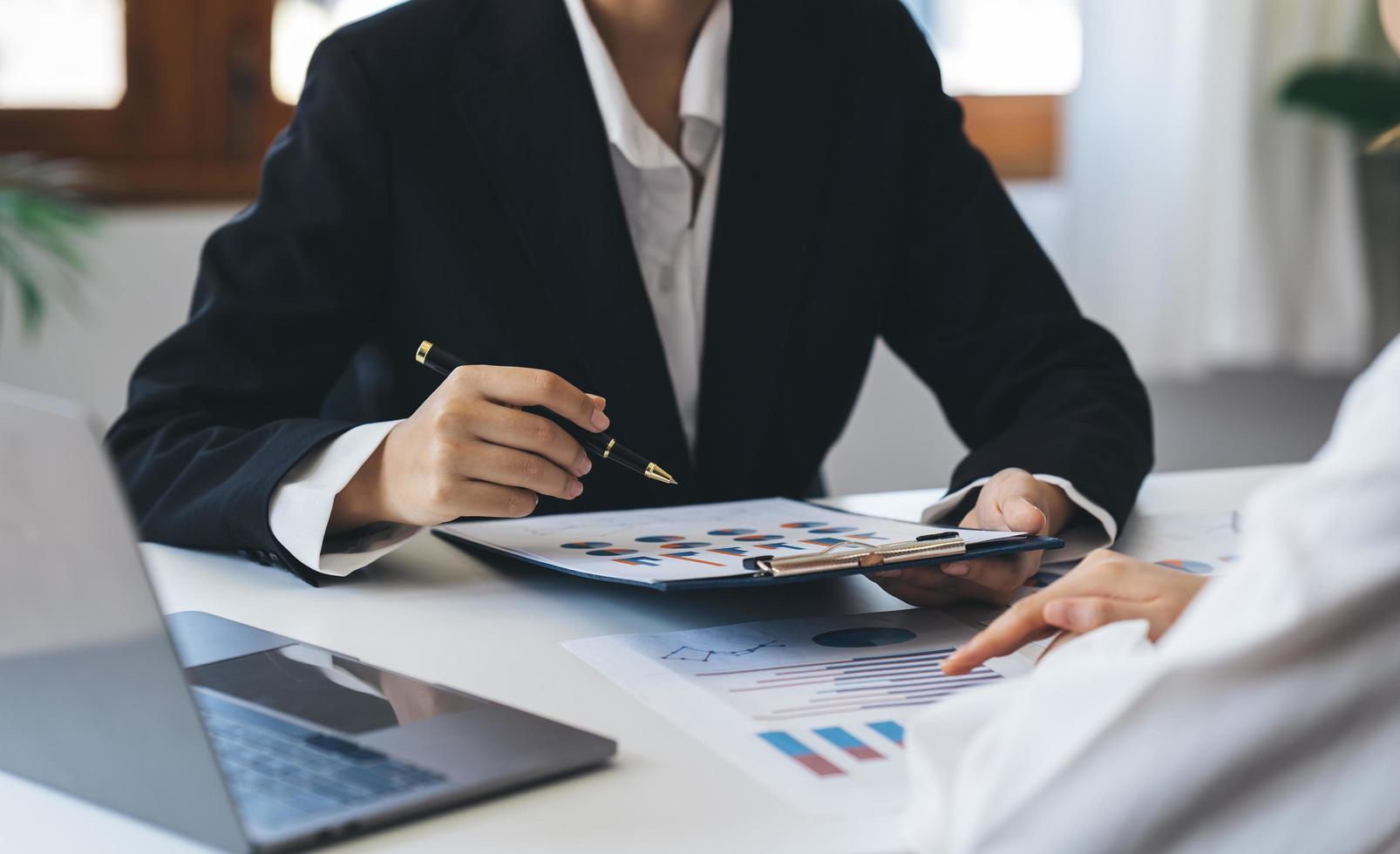 självsäker företagsledare, affärsteammöteskonferens på kontoret, ledande befattningshavare arbetar och diskuterar ny projektinvesteringsplan med sekreterare och strategi i affärsvinst. foto