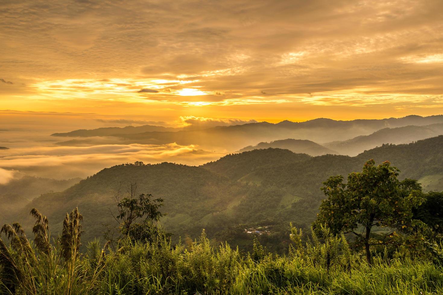 vacker soluppgång på doi kart phee det avlägsna höglandsbergsområdet i chiang rai provinsen thailand. foto