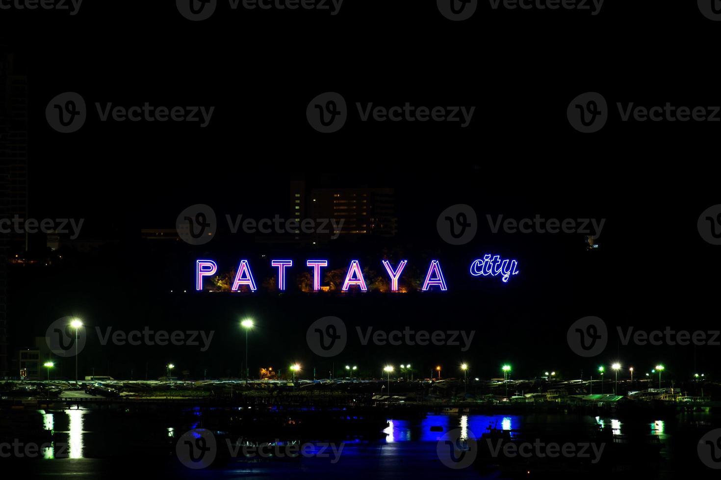 färgglada av pattaya stads alfabet på natten foto