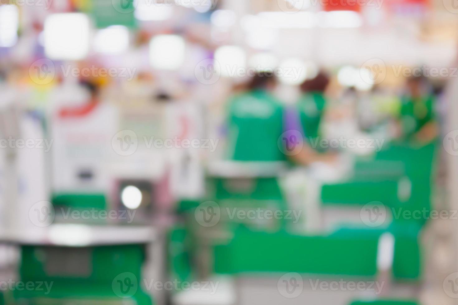stormarknad kassan betalningsterminal med kunder suddig bakgrund foto