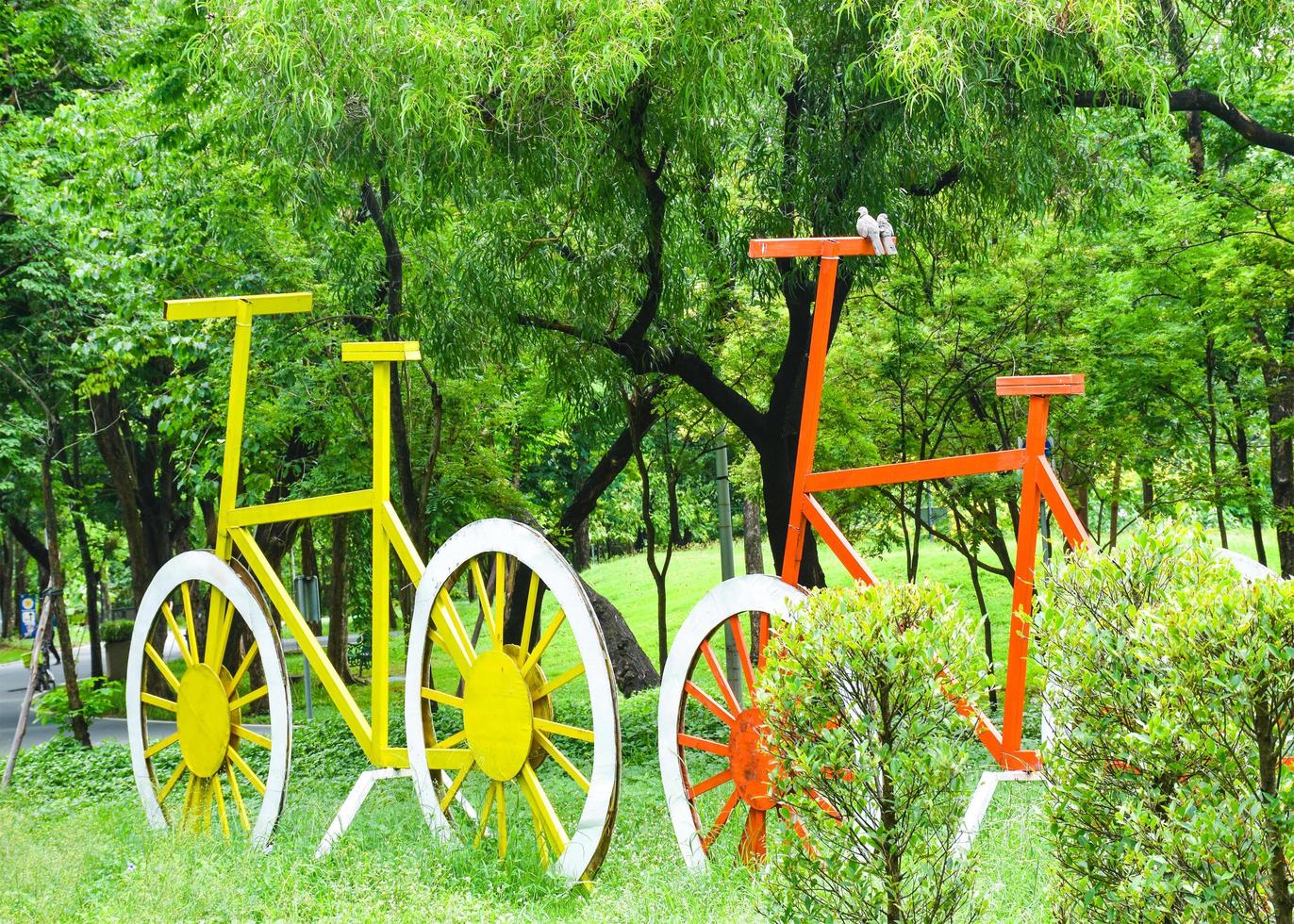 trä cykel dekorerad i naturlig chatuchak trädgård foto