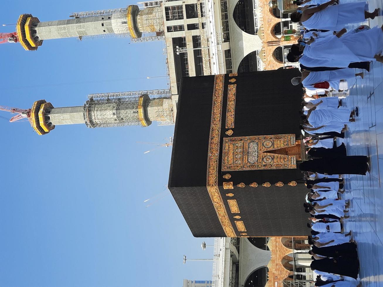 makkah, Saudiarabien, 2021 - besökare från hela världen utför tawaf i moskén al-haram i makkah. foto