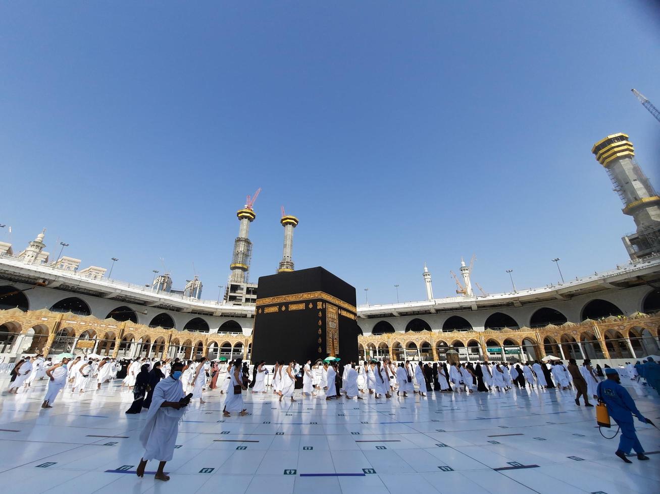 makkah, Saudiarabien, 2021 - besökare från hela världen utför tawaf i moskén al-haram i makkah. foto