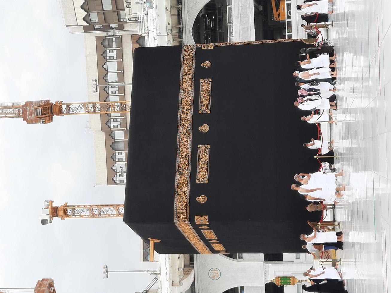 makkah, Saudiarabien, 2021 - besökare från hela världen utför tawaf i moskén al-haram i makkah. foto