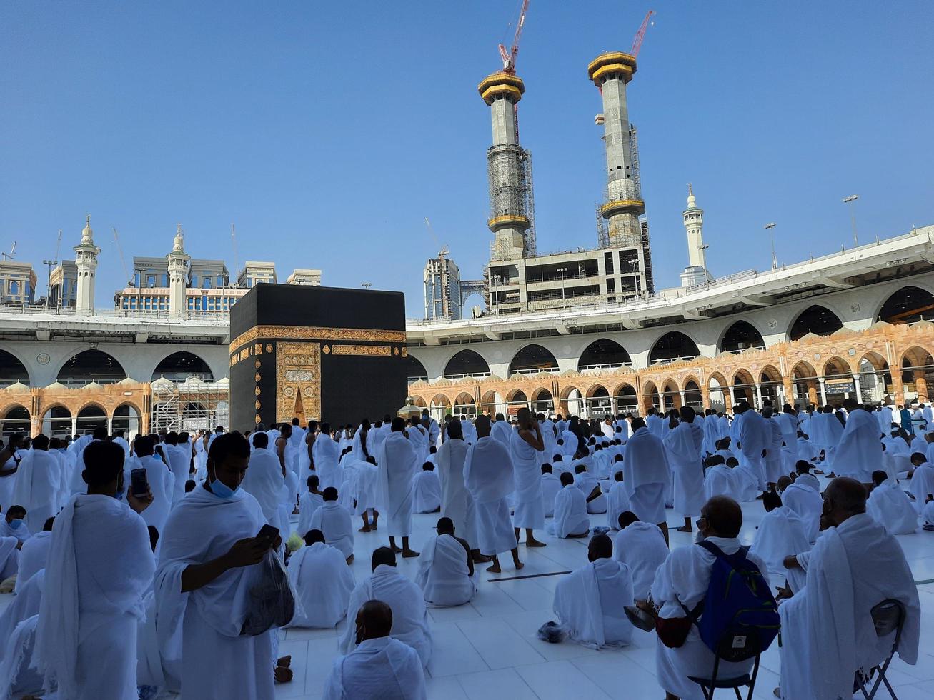 makkah, Saudiarabien, 2021 - besökare från hela världen utför tawaf i moskén al-haram i makkah. foto