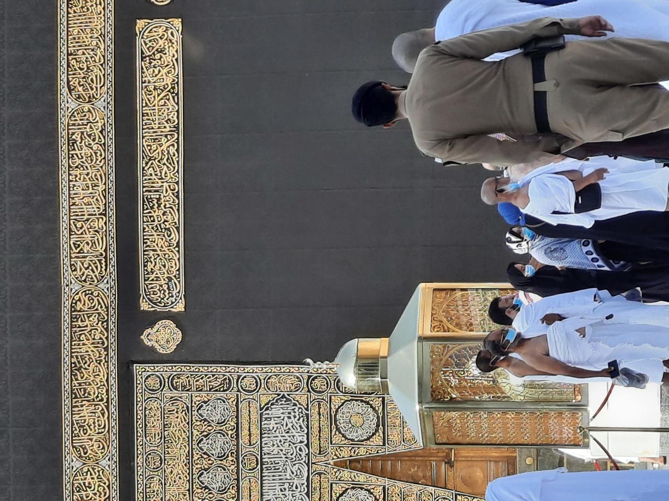 makkah, Saudiarabien, 2021 - besökare från hela världen utför tawaf i moskén al-haram i makkah. foto