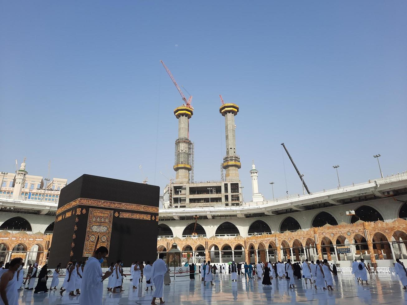 makkah, Saudiarabien, 2021 - besökare från hela världen utför tawaf i moskén al-haram i makkah. foto