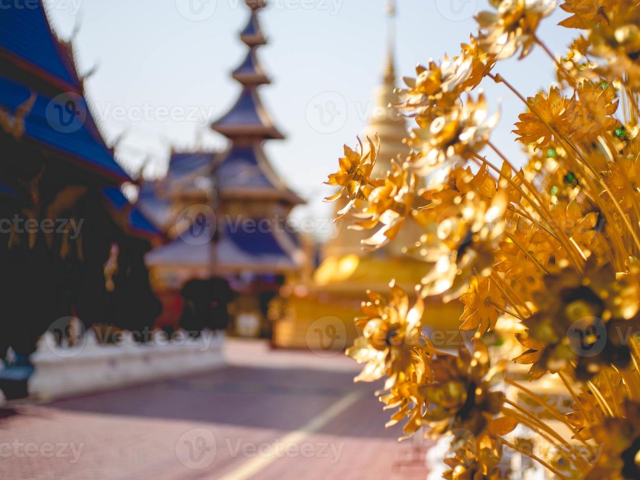 guldblomma och tempel foto