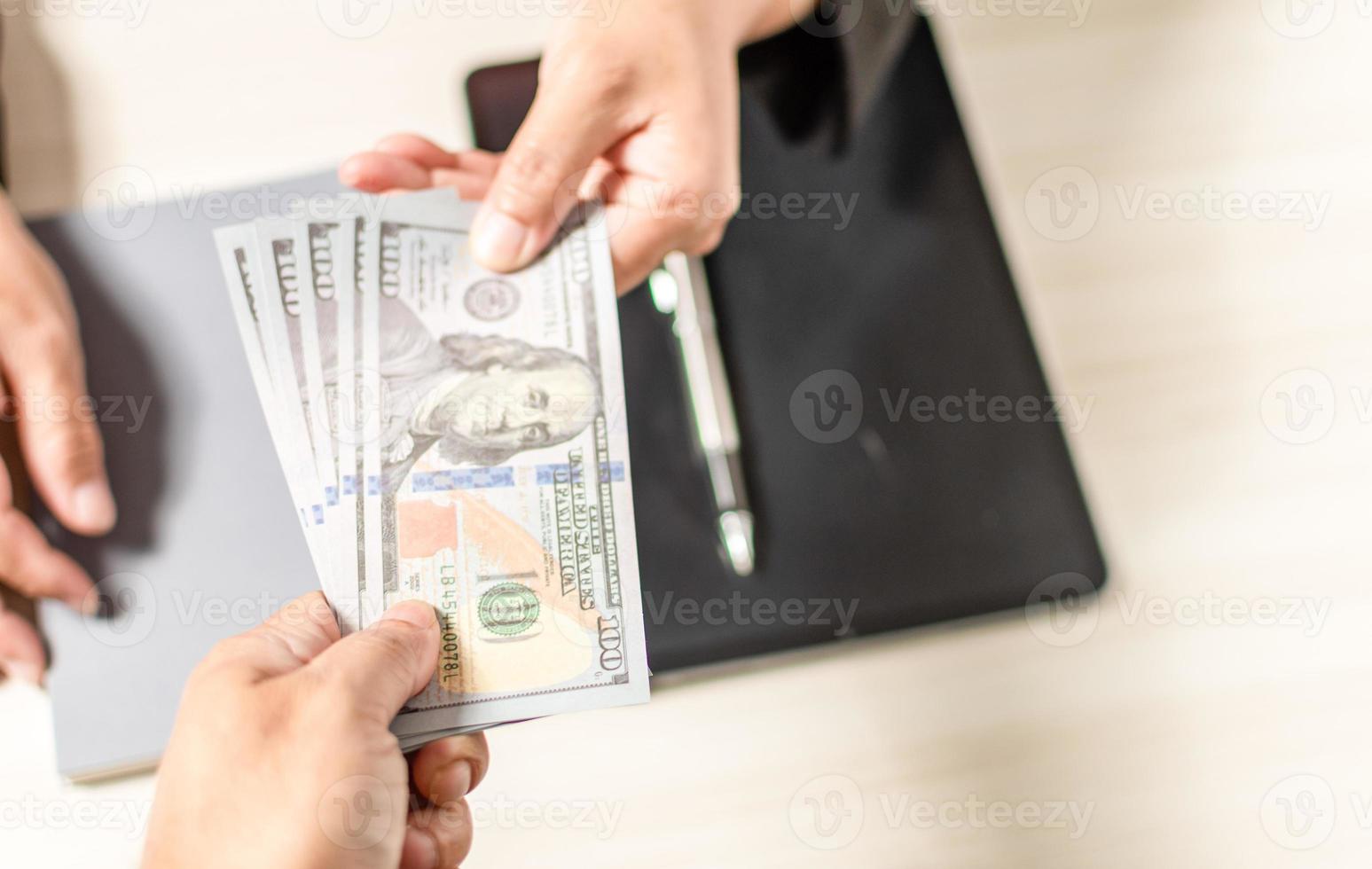 närbild och välj fokus koncept för att hålla 100 dollarsedlar att köpa och sälja. människor skickar och tar emot sedlar för att göra affärer. kunden tar med insättningen till den bankanställde. foto