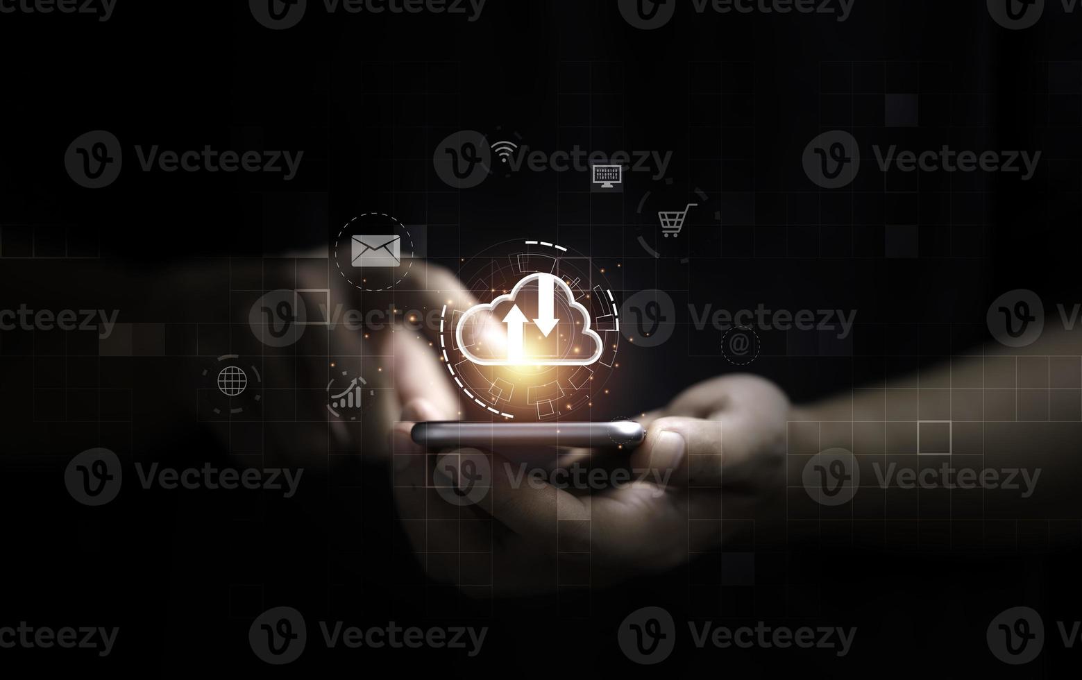 affärsman som använder smartphone med virtuell cloud computing-ikon för uppladdning och nedladdning av applikation, teknologiomvandling och delningskoncept. foto