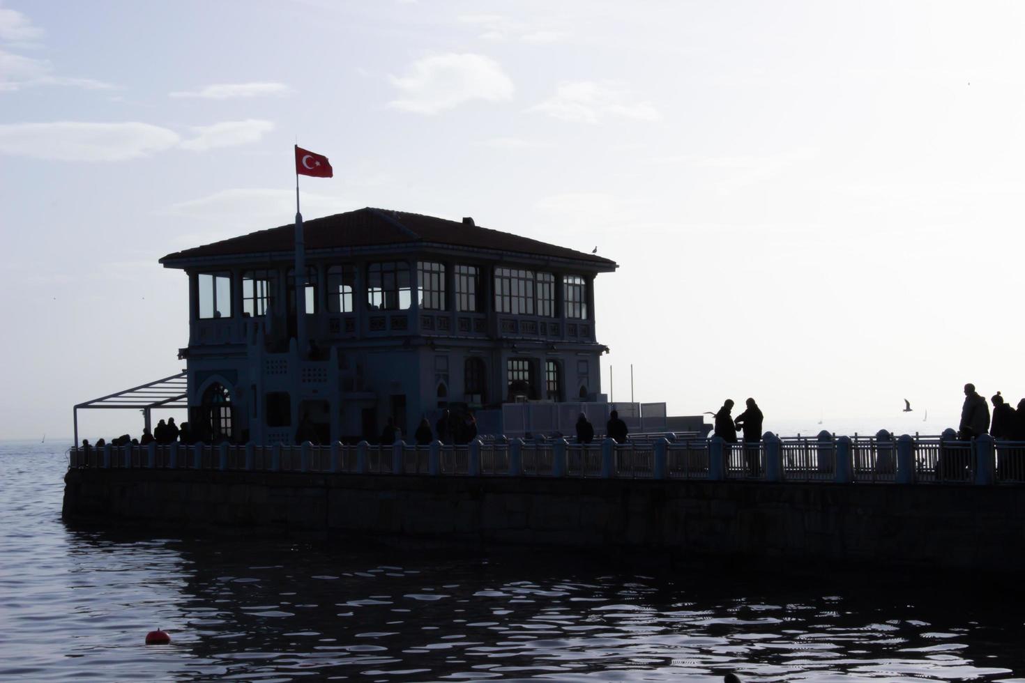 stadsbild på havet med molnig himmel foto