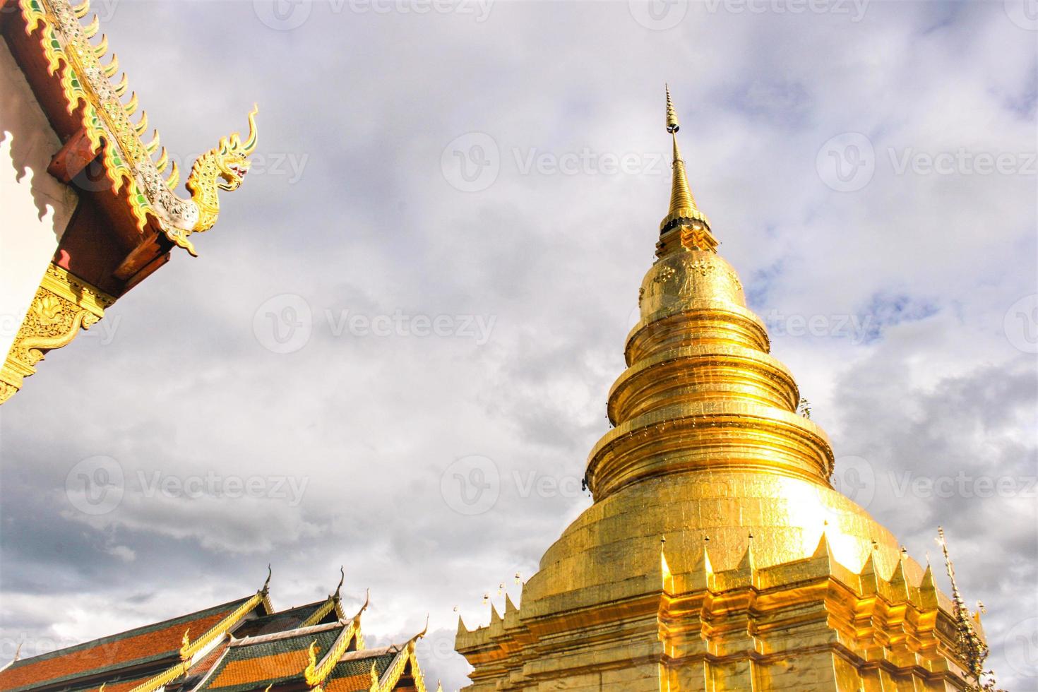 guld pagod och naga dekoration tak tempel thai foto