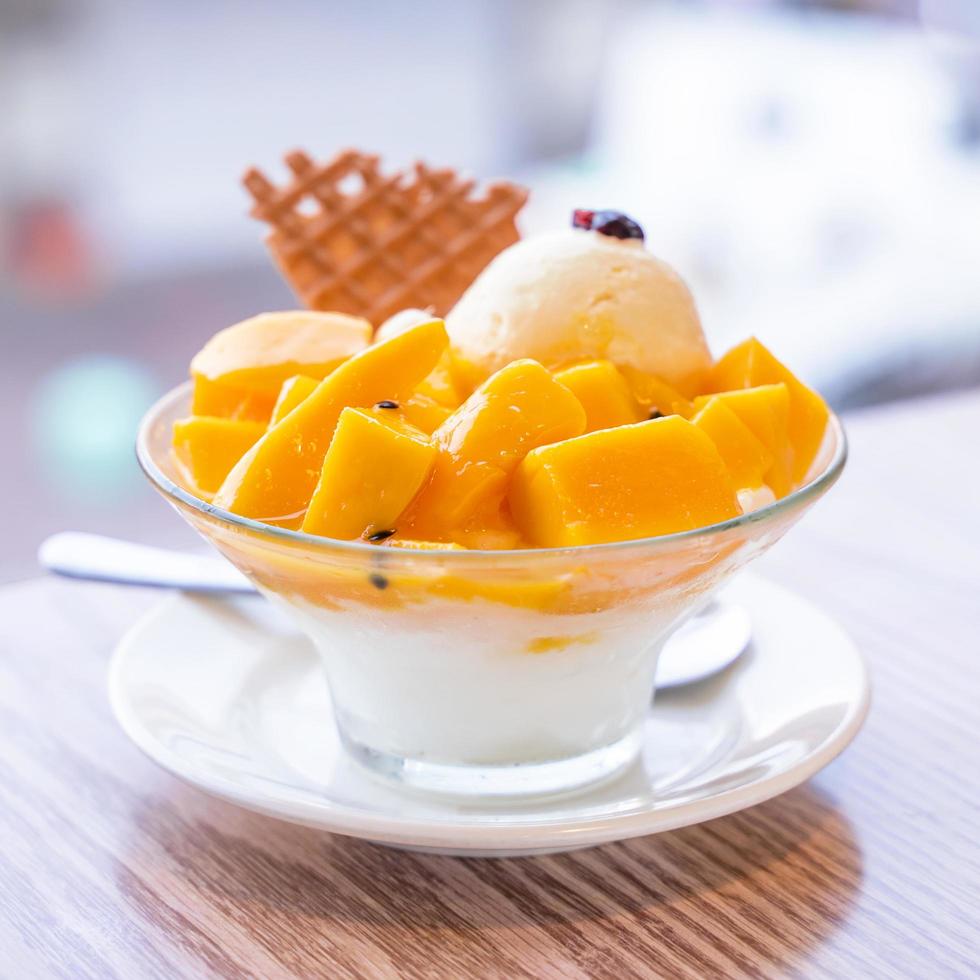 färsk mango rakad is med en kula glass och juicesås i sommarrestaurang, livsstil, populär mat i taiwan, närbild. foto