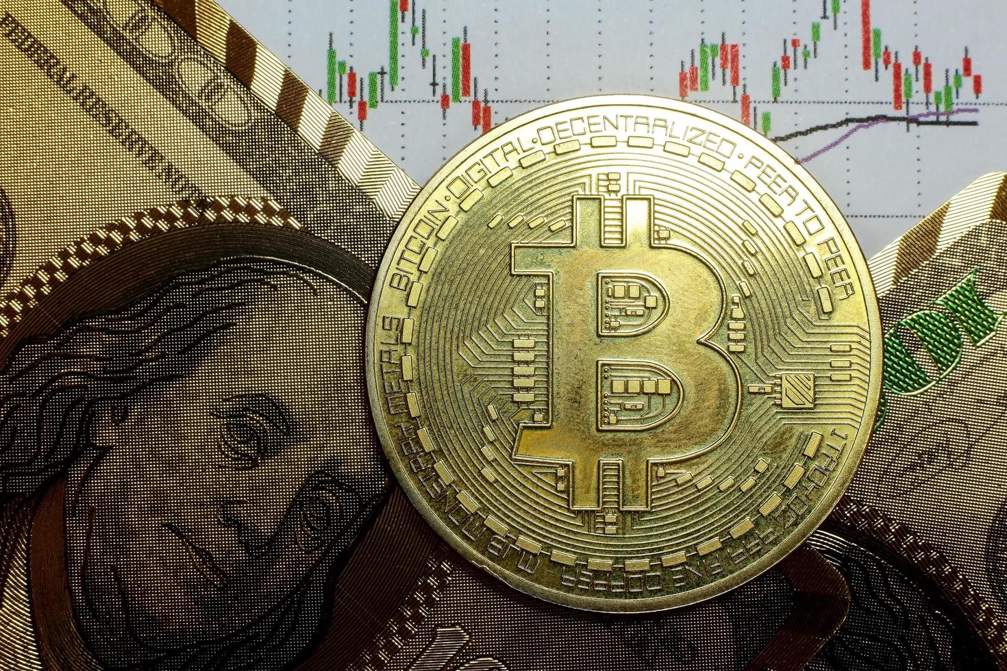en gyllene bitcoin med graf och dollarbakgrund. konceptuell sluten bild av handel med kryptovaluta. foto
